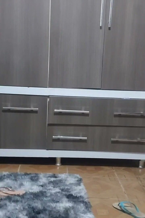 Brincadeira com a esposa, eu a vendi e meu amigo sai do guarda-roupa