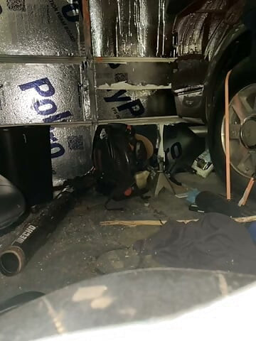 În garajul casei unui prieten n-am rezistat să mă îmbrac ca o curvă și să mi-o bag în fund! Fără coadă, doar cu propria mea spermă