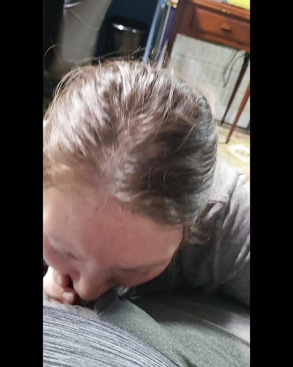 超级性感的吮吸鸡巴女神喜欢品尝他的精液，她一遍又一遍地高潮，他的鸡巴操她的脸