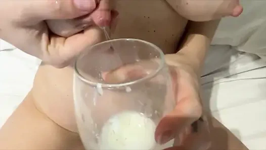 Она начала доить сиськи... и оно продолжало приходить