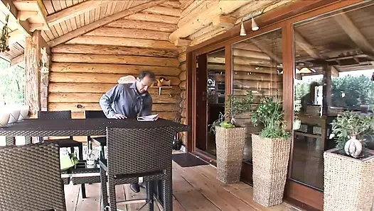 Typ mit riesigem schwanz dehnt arsch und muschi bei diesem schwanzlutschenden zimmermädchen