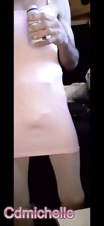 Cdmichelle u ružičastom donjem rublju pa oblači ružičastu haljinu