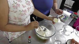 La nonna scopa il suo aiuto in cucina asiatica
