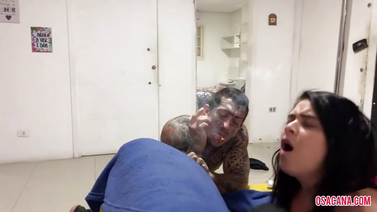 Η άτακτη γυναίκα λατρεύει το μεγάλο πουλί