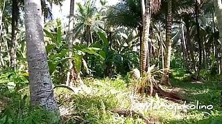 Begleitet mich, um im Dschungel zu masturbieren, wir werden einen Bananenbaum finden, um sich in eine muschi zu machen