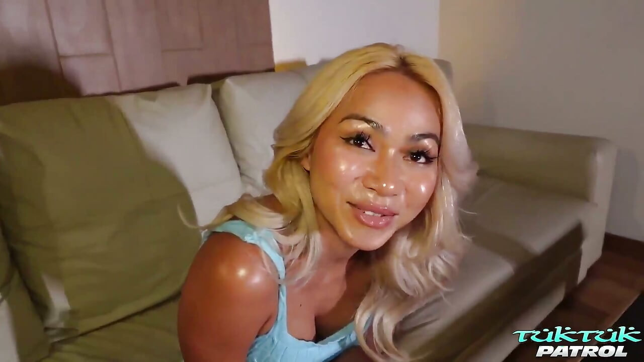 Tuktukpatrol 거유 태국 금발 거유 외국 자지 따먹기