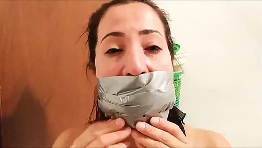 İlk ağzı tıkalı konuşma videosunda kendi ağzı tıkalı latin üvey anne