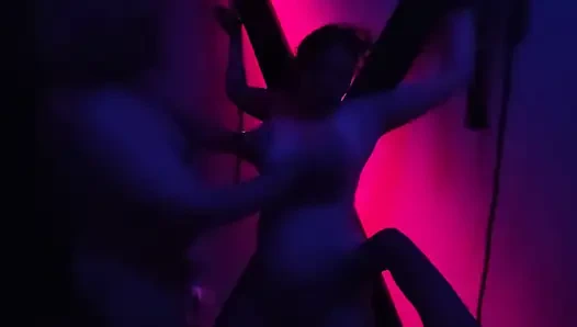 Gangbang bdsm hardcore. Pria ngentot wanita yang diikat dengan rantai dan ranjang.gangbang.