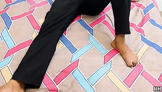 Hintli desi üvey erkek kardeş evde yalnızken üvey kız kardeşiyle sert sikişiyor