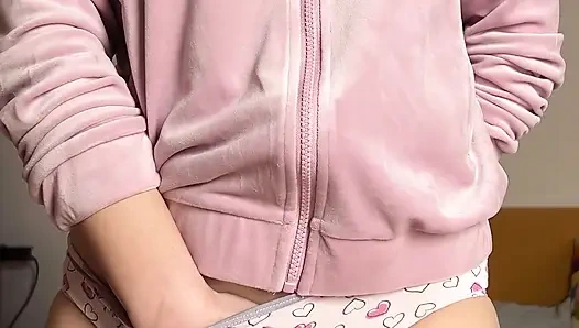 Симпатичная тинка трахает пальцами и трахается с дилдо - Maiski