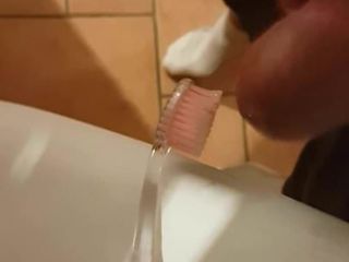 Kekasih Perancis memancut mani pada sepupu isteri berus gigi