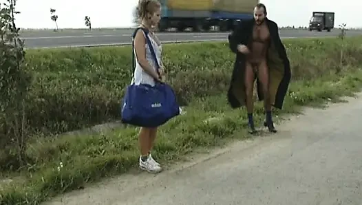 Güzel sarışın Alman bebek sert iki yarakla üçlü seks yapıyor