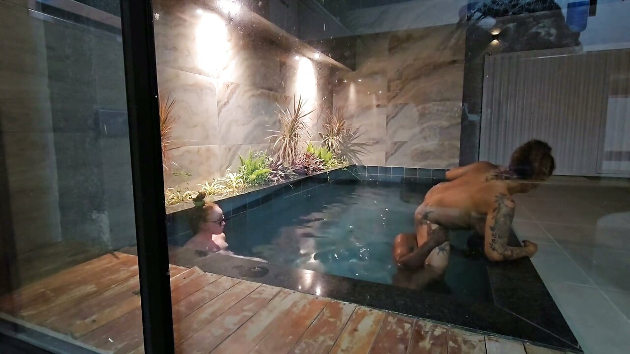 Tras El Baño En La Piscina, La Historia De La Amistad Termina Con Sexo Traicionando La Confianza De La Amiga Al Entregársela