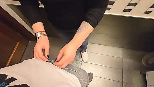 Кримпай для куколда в туалете в ресторане