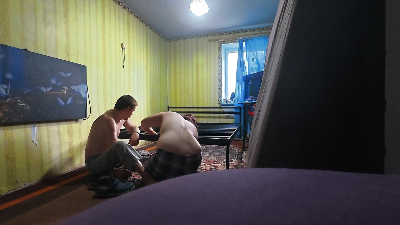 Nos bastidores, sem cortes. Estamos construindo uma nova cama de sexo