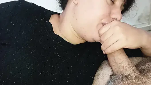 Cewek semok ini nyepong kontol cowok ini sampai tenggorokannya dientot habis-habisan