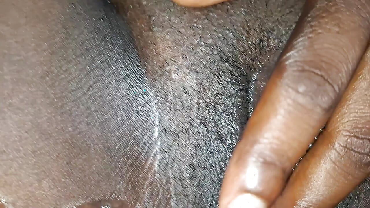 Mật ong đang ở điểm mà nó nhỏ giọt chất lỏng trắng trơn trượt, đến và nếm thử nó