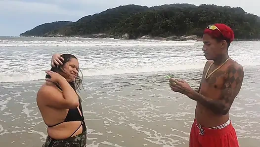 Ünlü oyuncak aktör beni ahşap kulübeye götürdü ve ahşabı ağzıma boşaltıyor