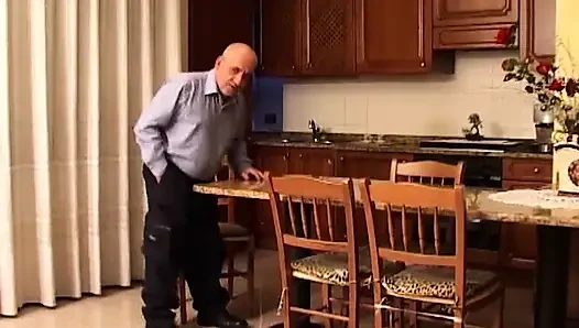 Azgın orta yaşlı seksi kadın mutfakta parmaklanıyor ve sikiliyor