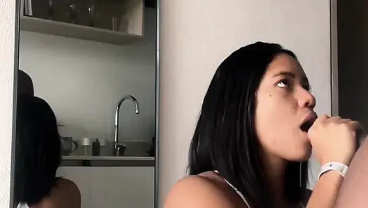 Sie geht auf die knie, um all meinen schwanz mit ihrem kleinen mund zu essen -amateur-paar- nysdel