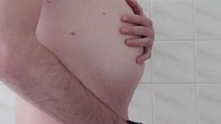 Gonflement extrême du ventre et énorme gode anal