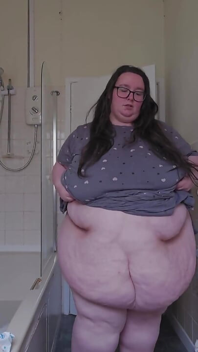 SSBBW تتعرى في الحمام استكشاف الجسم السمين