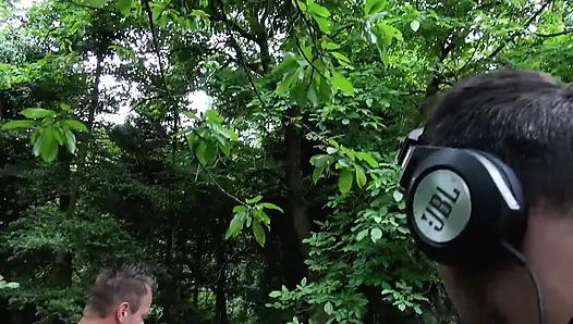 Pejantan berotot dengan kontol monster menyodok bom payudara pirang dan pelacur latina dalam anal threesome