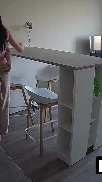 Momen penting dari "LUUV. Alice menggoda lucien di depan kamera saat rutinitas pagi hari"
