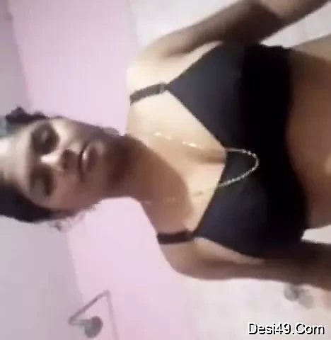 Indian girl bathes and records her own clip