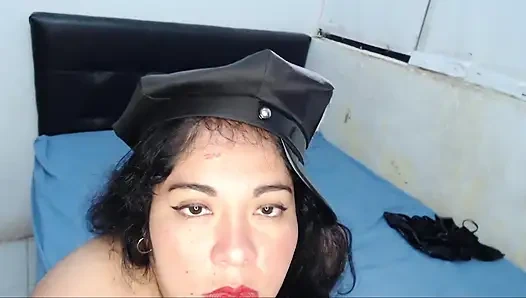 Ben seni cezalandırmaya gelen, sütlerini bana veren ve seni kırbaçlamama izin veren bir polis kadınıyım