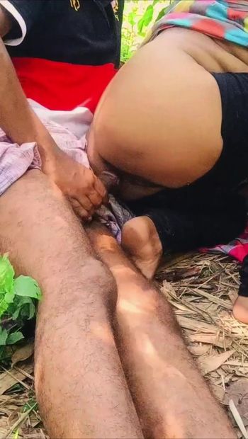 Village desi real casal em sexo na selva.