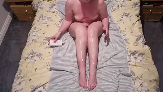 Kendime dokunmayı ve çıplak vücudumun her yerine losyon sürtmeyi seviyorum