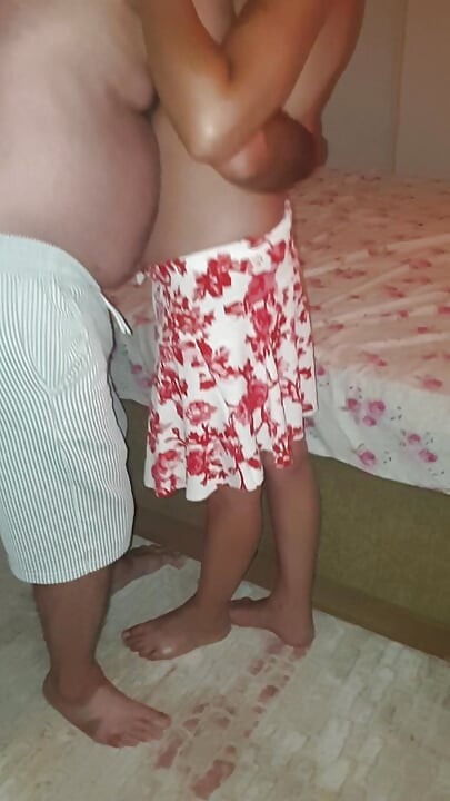 Lizao sam pičku svoje napaljene devojke u spavaćoj sobi.