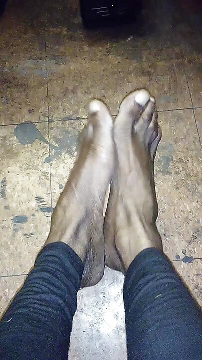 Would you jackoff on my pretty feet? Foot fetish