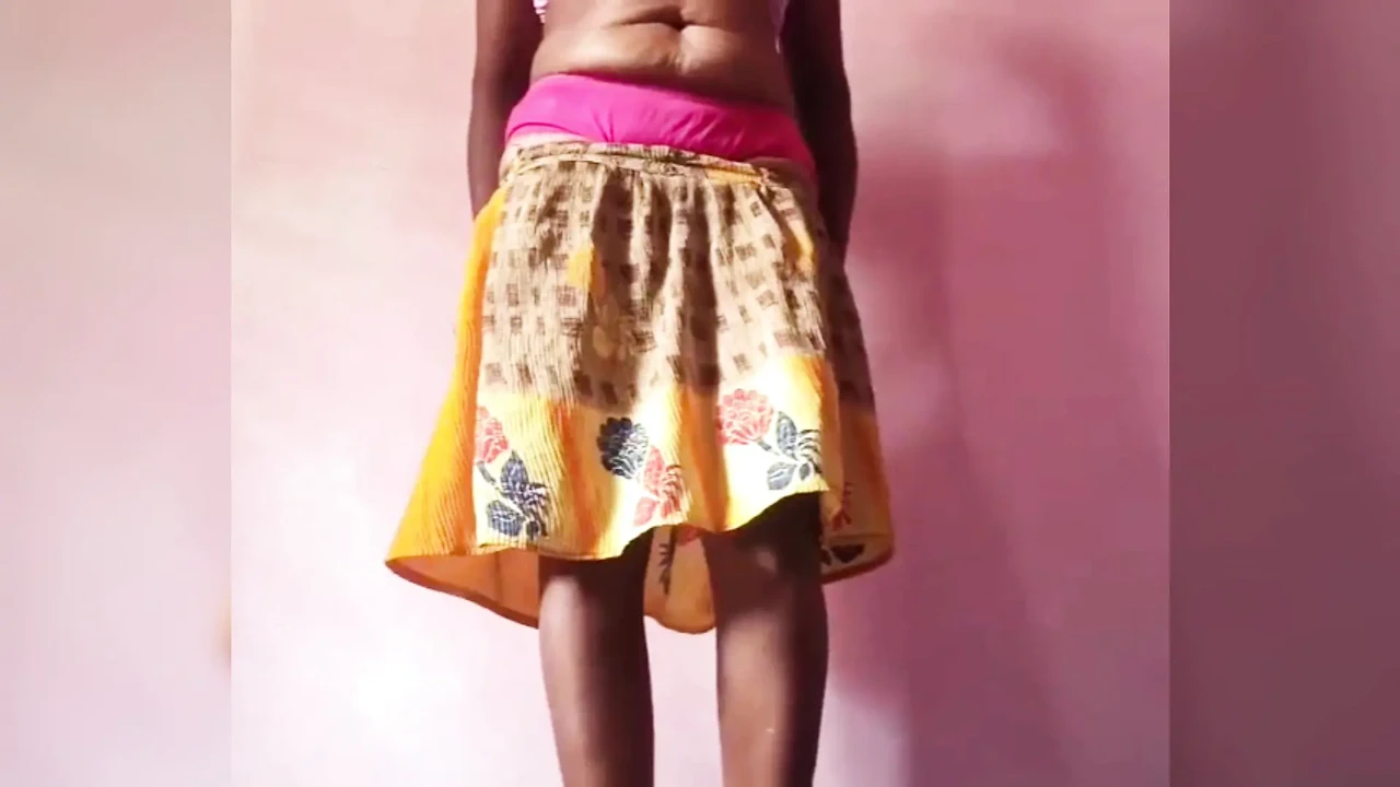 Ammu Kutty 小裙 Fassion 散步表演