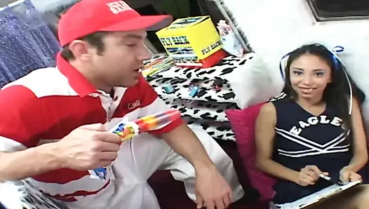 Симпатичную чирлидершу шпилят и кончают в рот