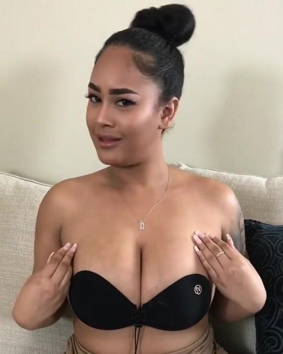 Aaliyah बड़े स्तन
