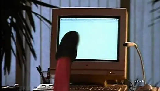 Brünette in roten sexy dessous gibt einen tiefen blowjob und bekommt eine dusche mit sperma ins gesicht