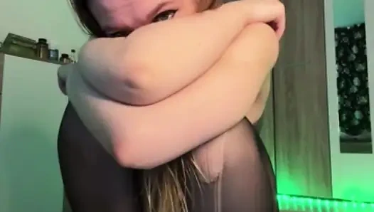 Трахаю пальцами киску крупным планом и вставляю анальный хвост