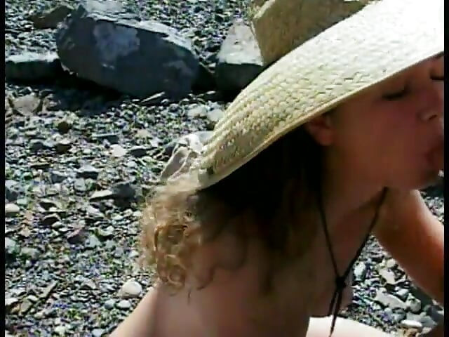 Lockiges teen lutscht den schwanz eines älteren typen am strand und fickt dann