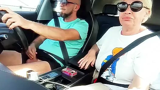Familienfahrt mit dem Auto mit der Stiefmutter