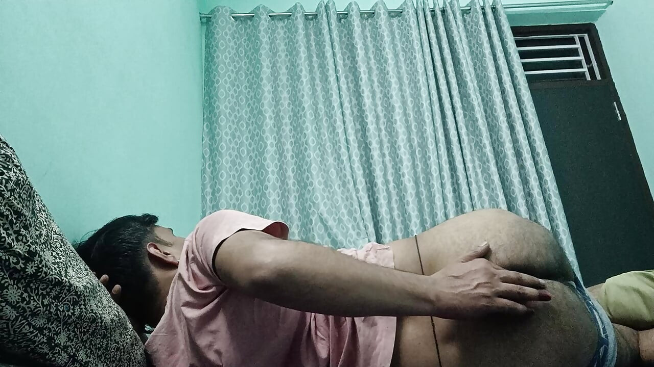 Polisi India paman mandi dan pertunjukan masterbation