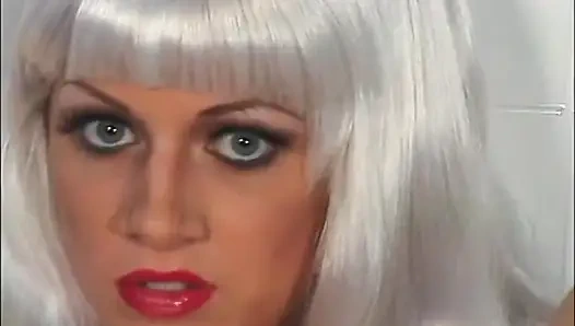 Cewek cantik ini lagi asik orgasme pakai timun sampai orgasme