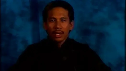 Jilat memek berbulu hitam dan putih dalam posisi 69