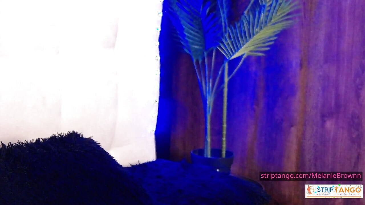 俏皮的髒話從這裡開始。真實女孩自慰，JOI，修長雙腿！