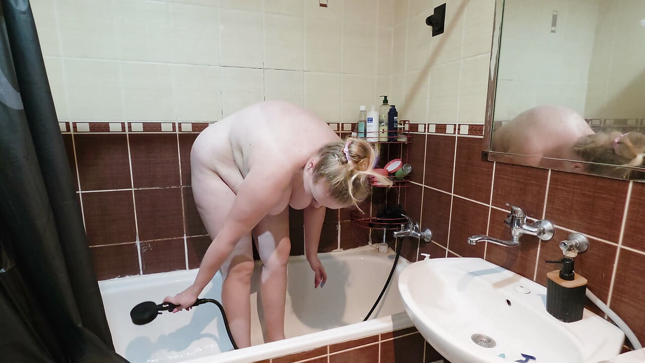 Varmt brusebad - Busty Chubby Girl tager brusebad og barberer sig på badeværelset med en krydret slutning