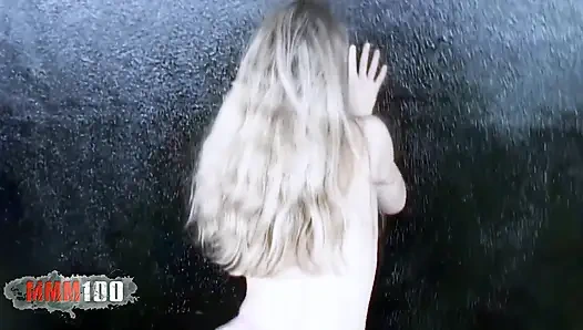 Chrystal: Chrystal si cewek imut rambut pirang lagi buka baju di garasi rumah