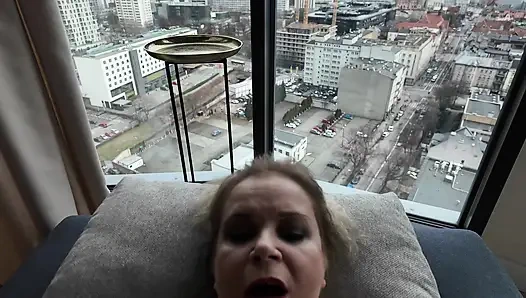 Милая милф раздвинула ноги для молодого члена