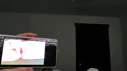 Cinta saat dia mengirimiku video ketika aku pergi