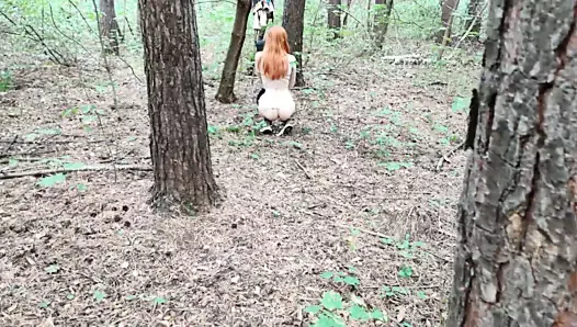 Une belle nana prise dans les bois